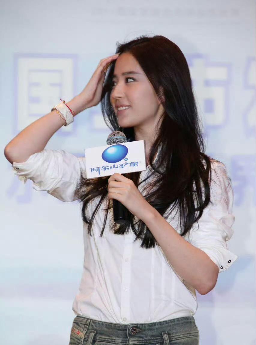 刘亦菲升咖以后参加活动就很少再穿这样简单的白衬衫和牛仔裤了，但其实这种简单的搭配