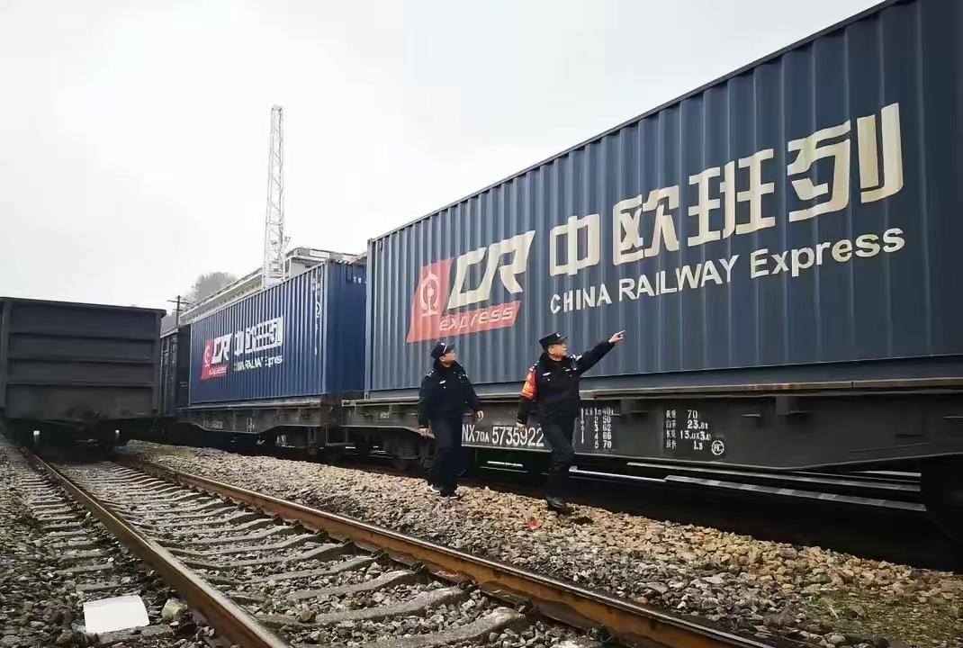 波兰敢断中欧铁路，我们就“南下出海”，把湛江港打造成“欧洲新枢纽”！ 既然欧洲的