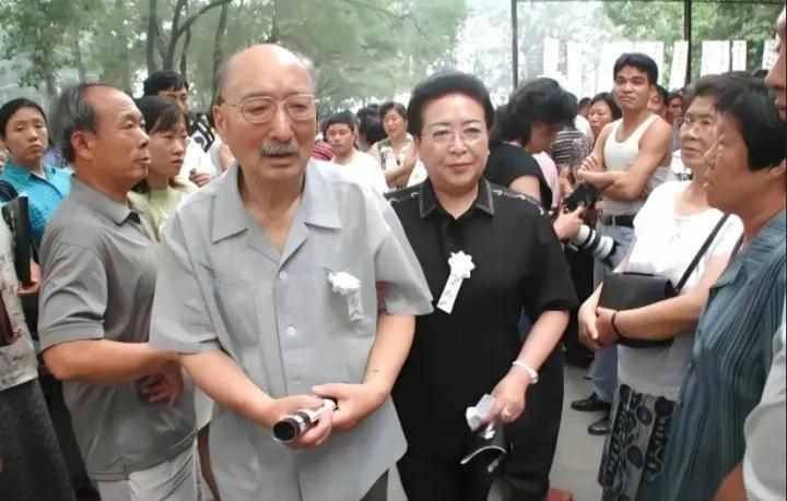 2000年，陈强参加赵丽蓉葬礼时的一幕，面对老友的逝去不禁悲从中来