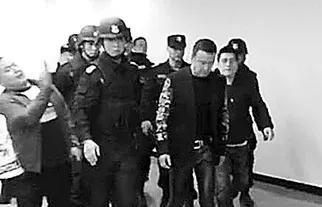 知名歌手杨坤近日因在综艺节目中改编经典革命歌曲《游击队之歌》引发轩然大波。他将这