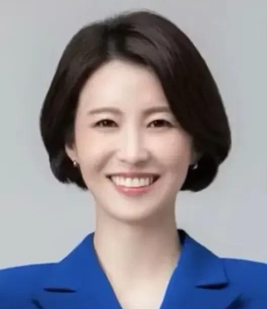 实至名归！李在明任命安贵玲为韩国总统办公室副发言人！
安贵玲今年36岁，颜值与才
