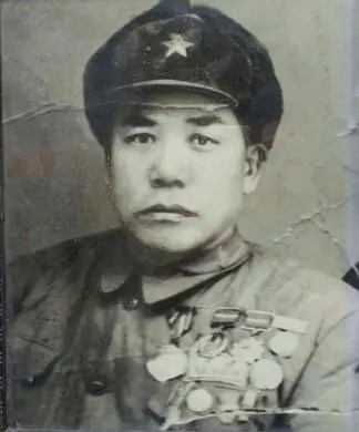 1950年的战斗英雄大会上，毛主席握着一男子的手，激动的说：“我知道你，‘军中吕