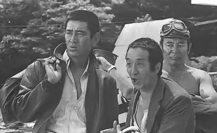 老影迷一看此照就会脱口而出：杜丘！横路！
1979年日本影片《追捕》在国内上映，