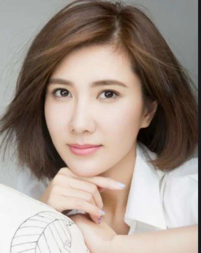 《从<荷香>到<正阳门下>：边潇潇的演艺轨迹与角色印记》