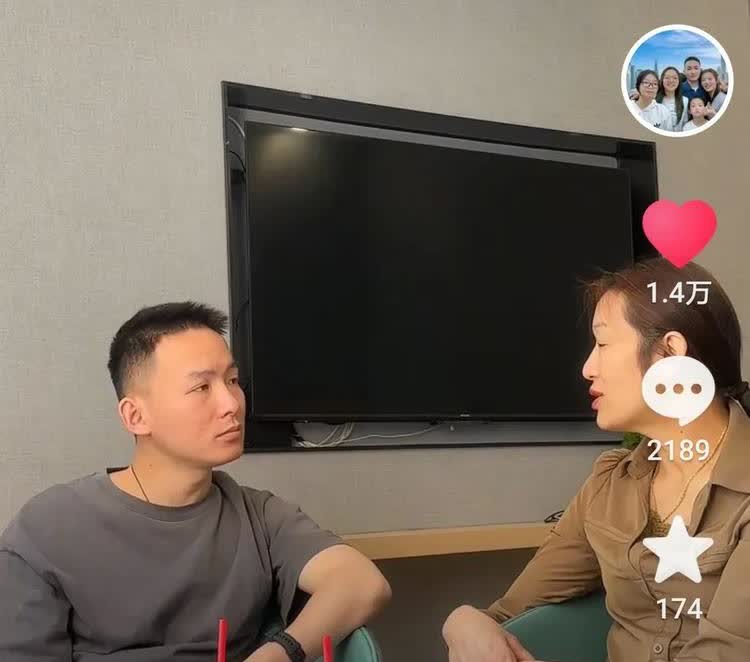 我说的吗，怎么感觉谢浩男不是太高兴的样子？

谢浩男带着妈妈和妹妹吃完晚饭后