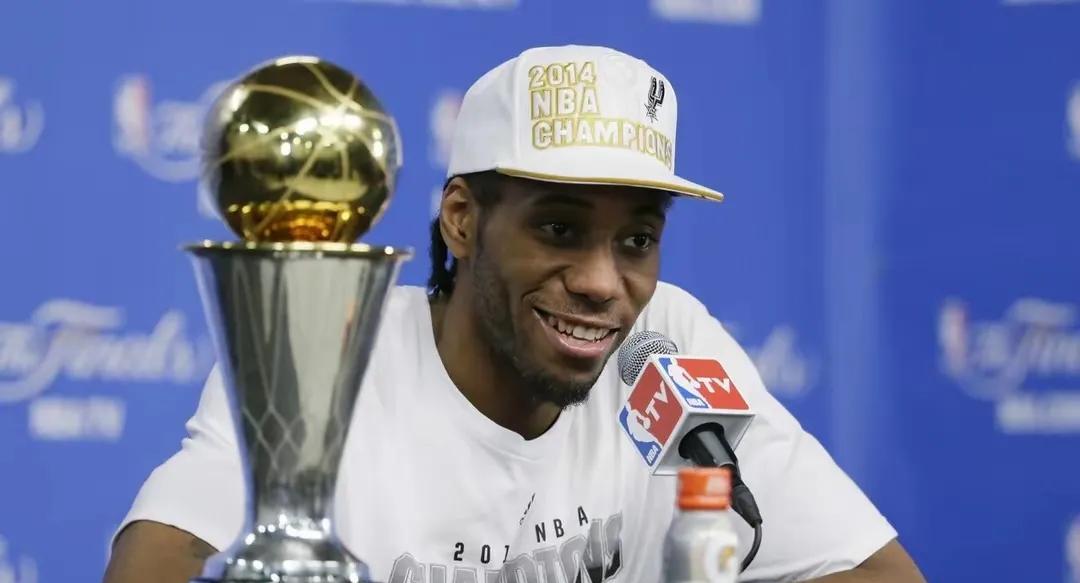 伦纳德NBA联盟运气最好的玻璃人！
出道就得到名帅波波维奇指导！
顺利进入如日中