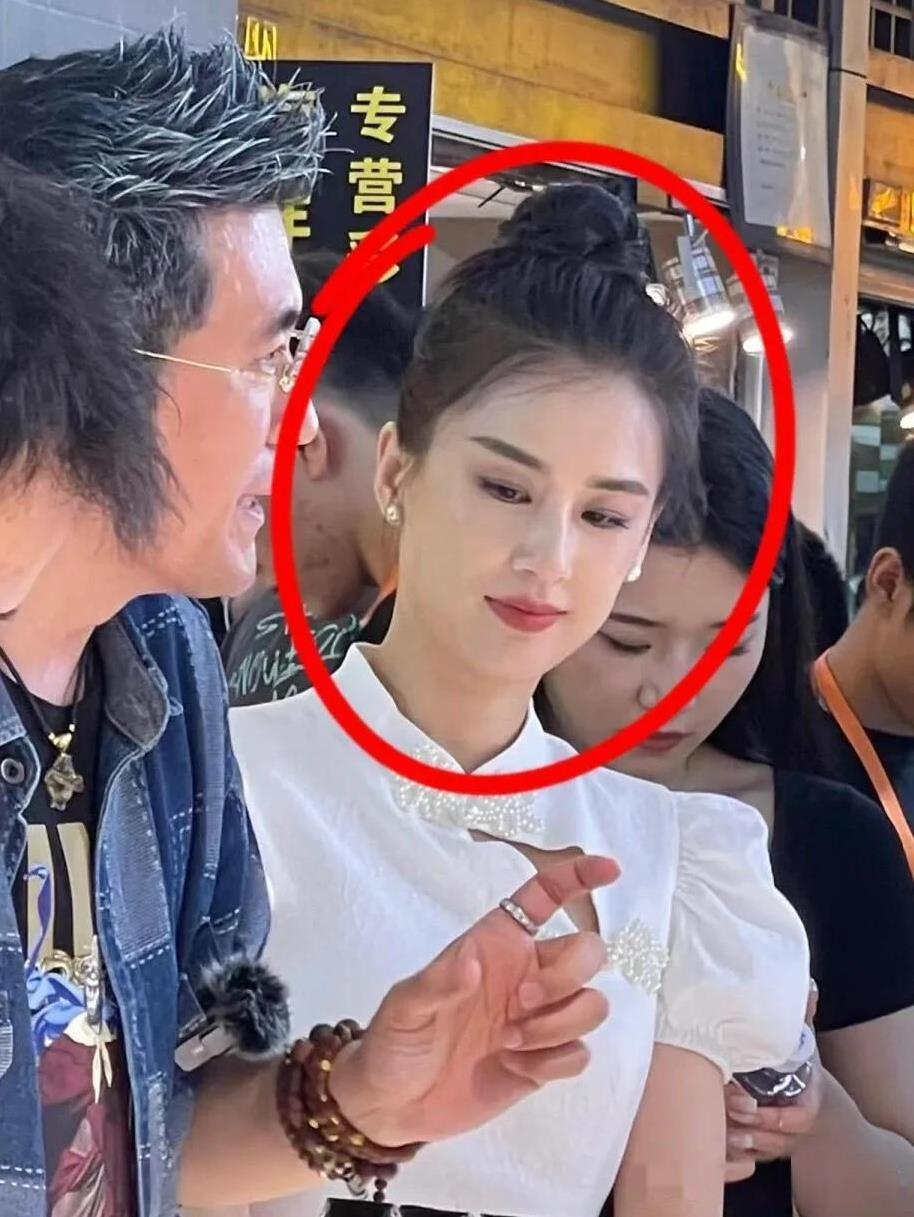如果黄圣依皮肤再白点，
个子再高点，
那绝对是第二个刘亦菲吧？
因为她的长相也是