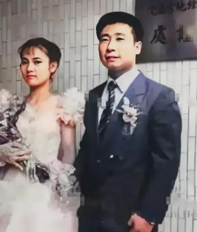 1983年，曾叛逃到台湾的飞行员王学成结婚了，在婚礼上，王学成笑得满脸灿烂，开心