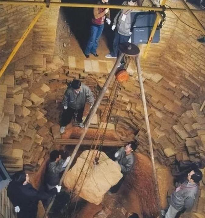 1924年，雷峰塔突然倒塌。人们害怕白蛇出塔，纷纷呼喊：“快跑啊，雷峰塔倒了，白