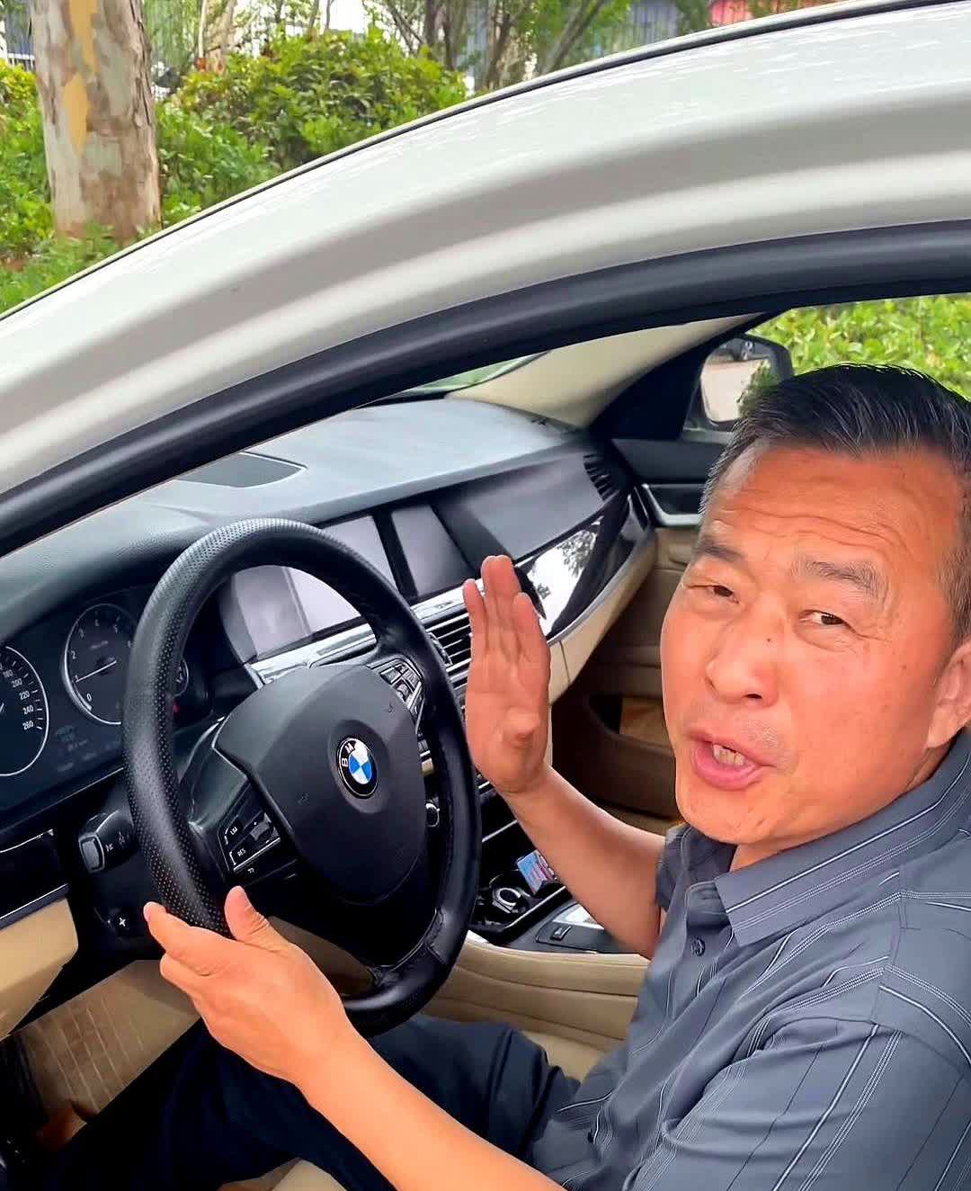 救命冷知识。

夏天车辆在阳光下暴晒后，车内温度高达六七十度，怎样快速降温？