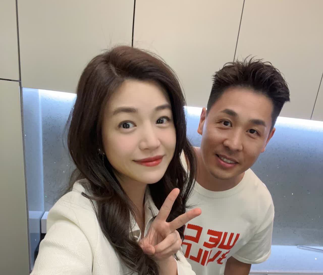 42岁陈妍希跟陈晓离婚后似乎变得更漂亮了，皮肤白皙细嫩，一头微卷的长发随意的披在