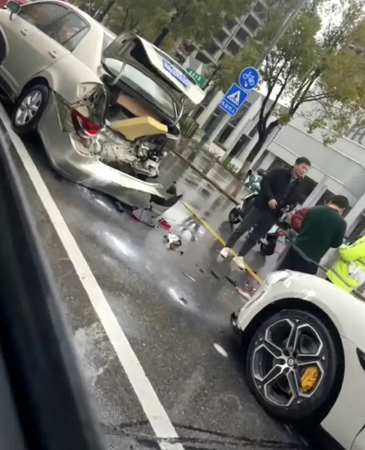 幸好我没有买这车，太尴尬了。