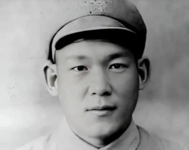 1951年，一个口吐鲜血的志愿军排长被13名美军包围，美军本以为志在必得，谁知这