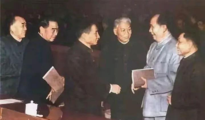 革命前辈陈云对家人和身边工作人员要求极为严格，常常告诫他们，“公家的钱一分都不能
