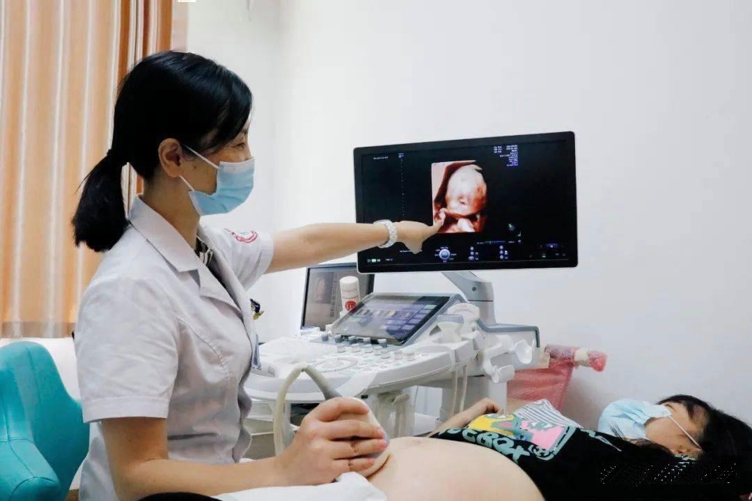女子做彩超时陌生男子闯入！

近日，广东一女子称，在医院做彩超时，一名自称工程师