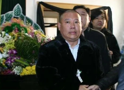 2006年马季先生去世，郭德纲去参加葬礼，穿了一件黑色的貂皮大衣。没想到一些不怀