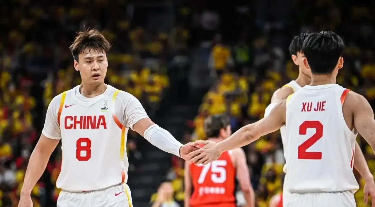 面对关岛，周琦休战后，中国男篮首发大概率还是:
1.中锋胡金秋，身高211，国家