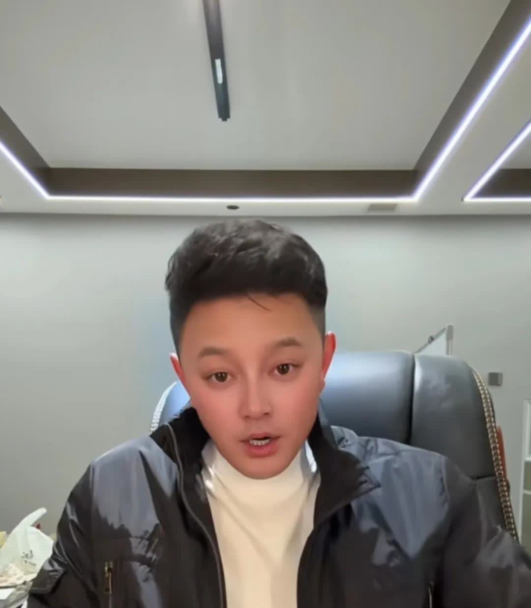 刘一飞这货算个神马玩意儿啊？！
一个大老爷们儿，年纪轻轻没个正形儿

娱乐