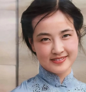  她年轻时真是美人胚子，方脸饱满圆润，福相满满，眉眼如画，笑容倾城。

 那时，