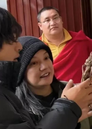 赵薇，曾经的风头无两，如今面相似乎已大不如前。想当初，若不那么贪婪，事业定能更上