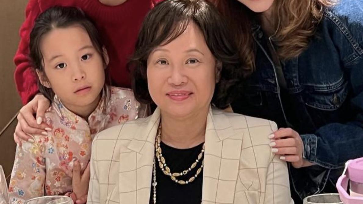 何猷启7岁女儿在香港过生日，与母亲在家吃蛋糕，父亲奶奶都没来