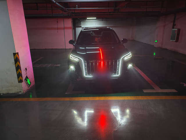 加装灯后感受和大家聊一聊
一、外观提升
辨识度增强：加装旗标灯和半U型灯后，红旗