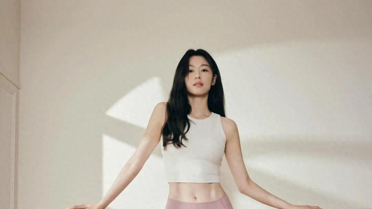 全智贤 穿瑜伽裤，体态匀称轻盈，这样的搭配简直是绝了！