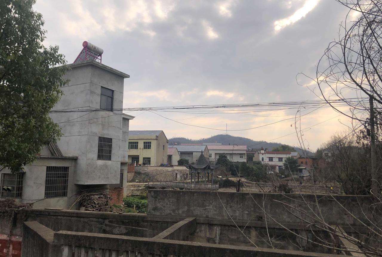 表哥在他村里算是首富，可他村里修建祠堂，他只捐献了10000元，这笔钱确实超过了