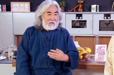 2003年，张纪中拍《天龙八部》，主题曲他思前想后想找王菲唱，于是便问她需要多少