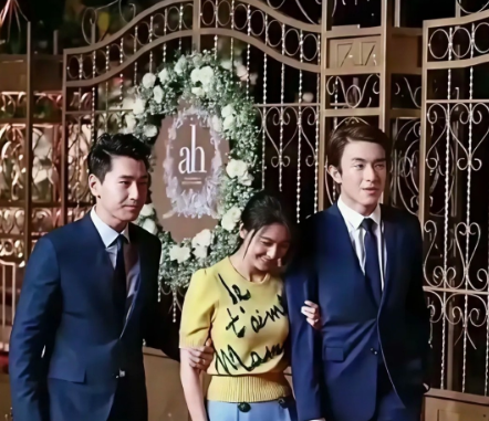 仔细看，左边的是帅哥演员赵又廷，右边的是林更新，西装革履的，一个比一个帅气！一个