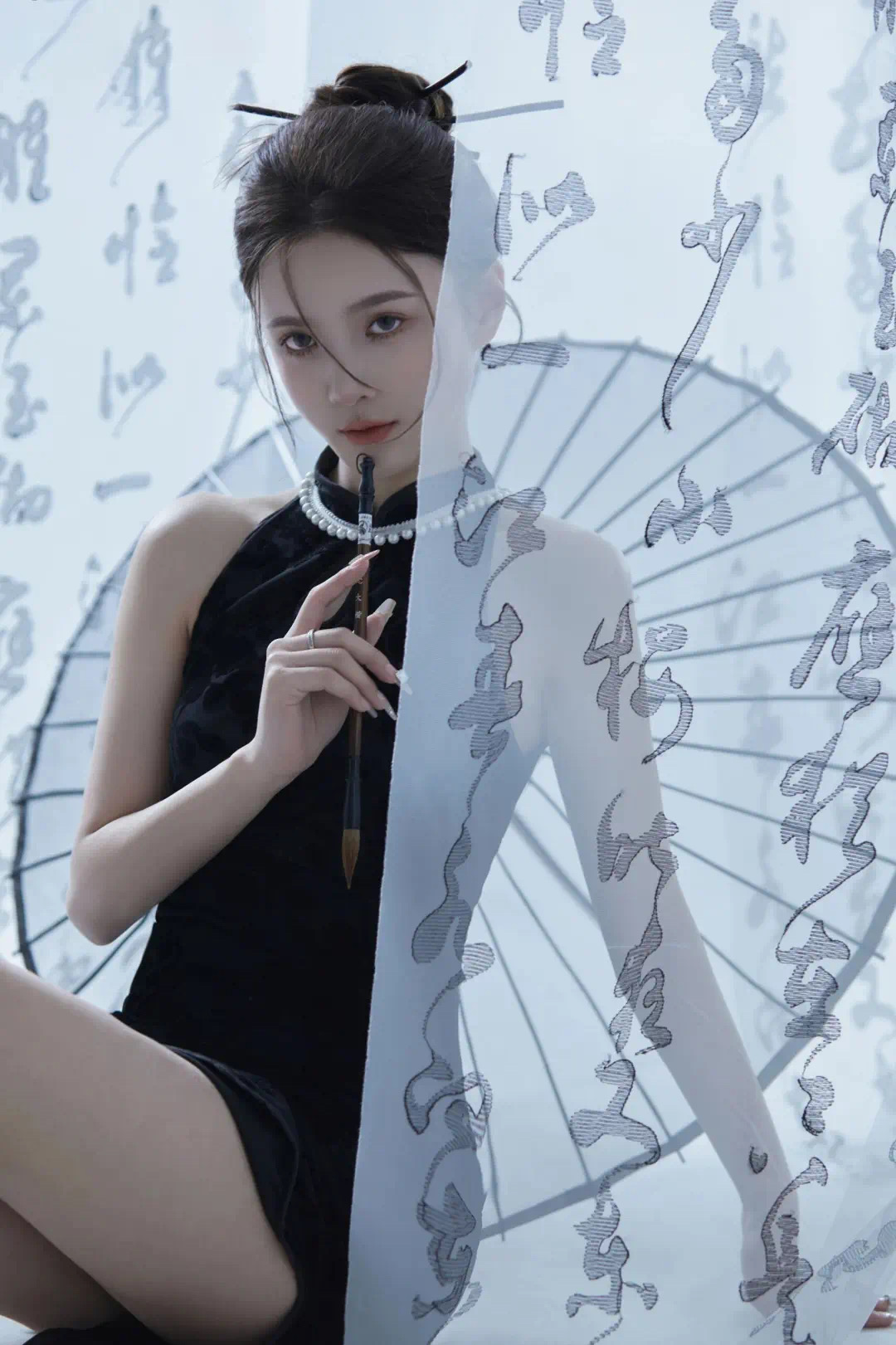 她的眼神里藏着星辰大海