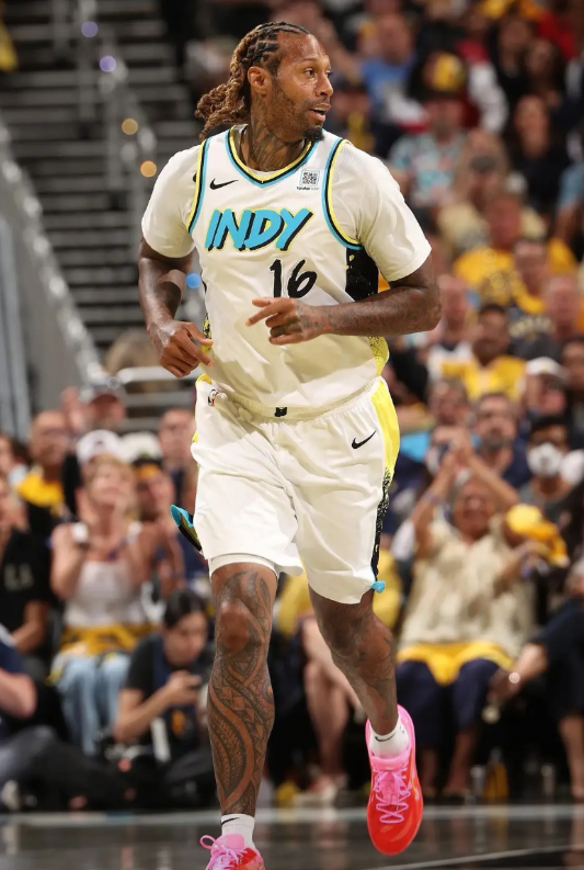 NBA老将詹姆斯-约翰逊真是壮心不已！今天据美记Tony East透露，自由球员