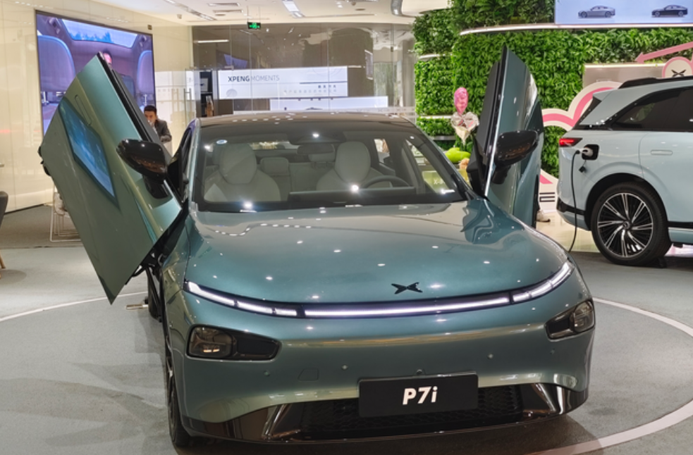 P7I静态体验
今天路过小鹏，惊喜发现有展车，马上进去试了一下。大家知道的东西就