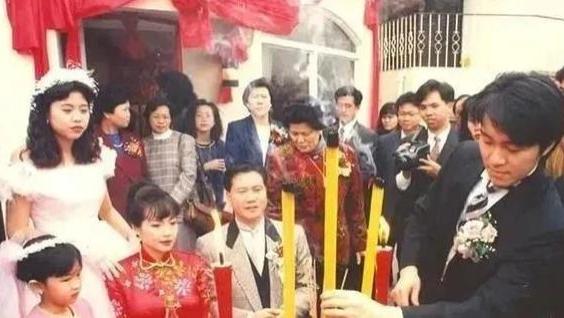 万梓良酒吧驻唱视频爆火，李修贤力挺发声：凭本事赚钱不丢人！