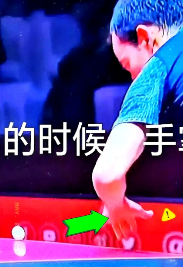 快讯！快讯！
有眼尖的网友发现雨果在和梁靖昆那场决胜局里发球姿势特别奇怪，别人都