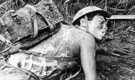 英雄的名字叫曹仁义，他曾经在一天里4次穿越百米生死线，来回八次，为阵地上的战友送