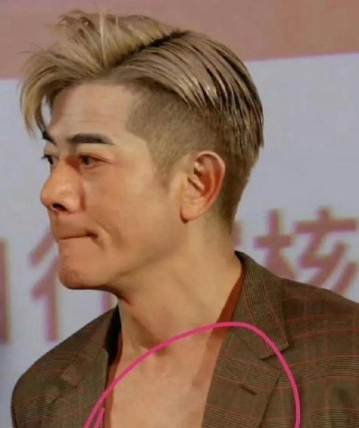 郭富城60岁了胸口开始长了老年斑，但外貌仍帅气 ​​​