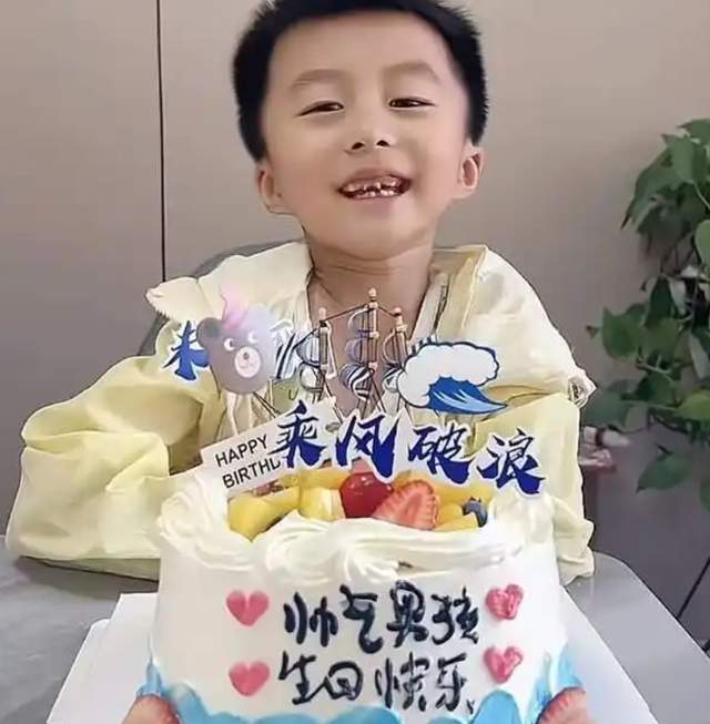 许敏过来找李圣律师，直播时与李律同框，未公开给奇奇送生日祝福