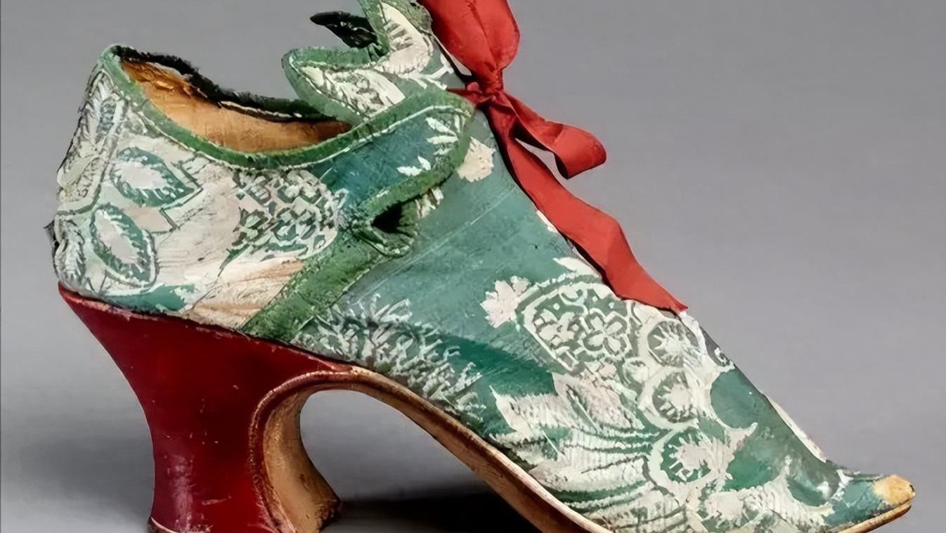 别低头凤冠会掉，万历皇后王喜姐的宫斗，从随葬的11双高跟鞋说起