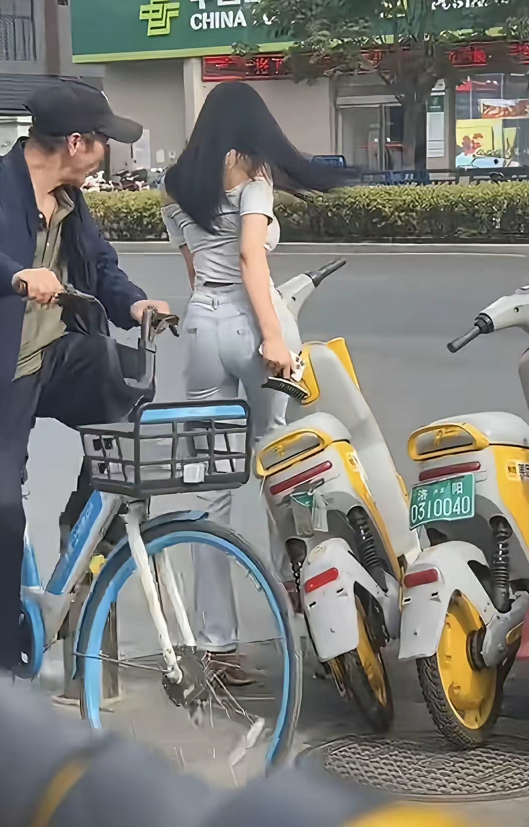 喂！大爷别看了！