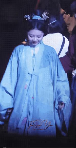 晚睡人的福利哦！兰香又加夜戏啦！
兰香这活泼的性子是随了谭松韵了哈，这不又和li