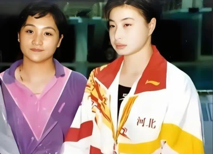 90年代，郭晶晶参加跳水训练期间的一张留影，那时候的她样貌普通寂寂无名谁也想不到