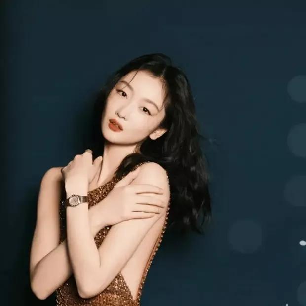 她外貌大变！打扮减龄有女人味，被爱情滋润后像换了个人。
她今年32岁，是获得过"
