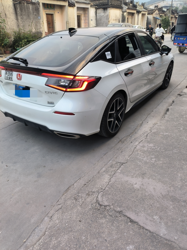 携手动思域冒个泡泡
提车10个月，还是觉得这车很帅，虽然偶尔会觉得买这车的价格足