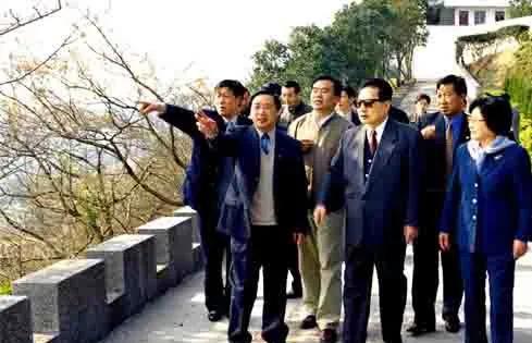 1987年9月9日、1991年4月20日、1998年4月4日，乔石四次视察舟山。