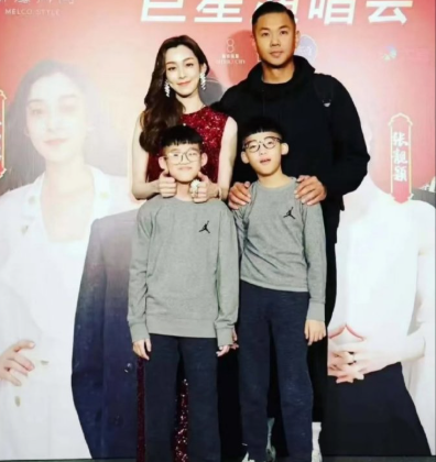 一家四口的照片，双胞胎儿子都11岁了，还记得刚生产时夫妻俩一起上康熙，没想到转眼