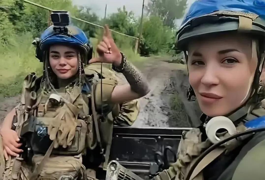 这是俄乌战场上的乌克兰女兵，她们飒爽英姿，面对枪林弹雨毫无畏惧，豆蔻年华，为了保