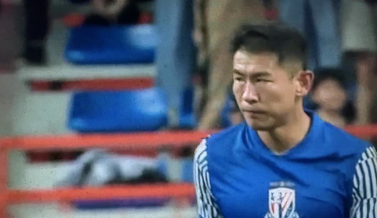于汉超不高兴！
申花最终在几度落后的情况下最终4比4扳平云南玉昆，于汉超成为超