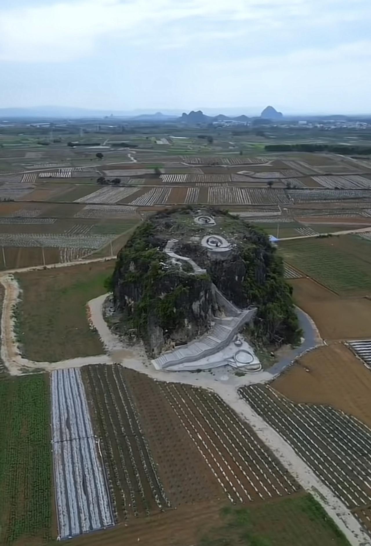 广西横州名地，鸡笼山，这像鸡笼吗？