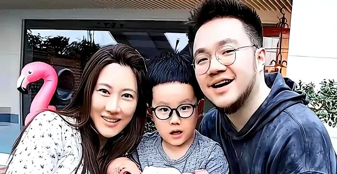 英达抱不到孙子，巴图不接电话，宋丹丹点赞网友一句“爷爷也得考试”。
网友翻出旧